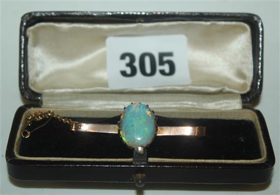 9ct bar brooch with opal